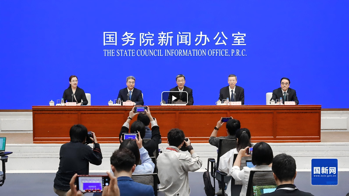 以评价改革为牵引 全面提升工程博士培养质量 ——国务院学位办负责人就工程类博士专业学位研究生学位论文与申请学位实践成果基本要求（试行）答记者问